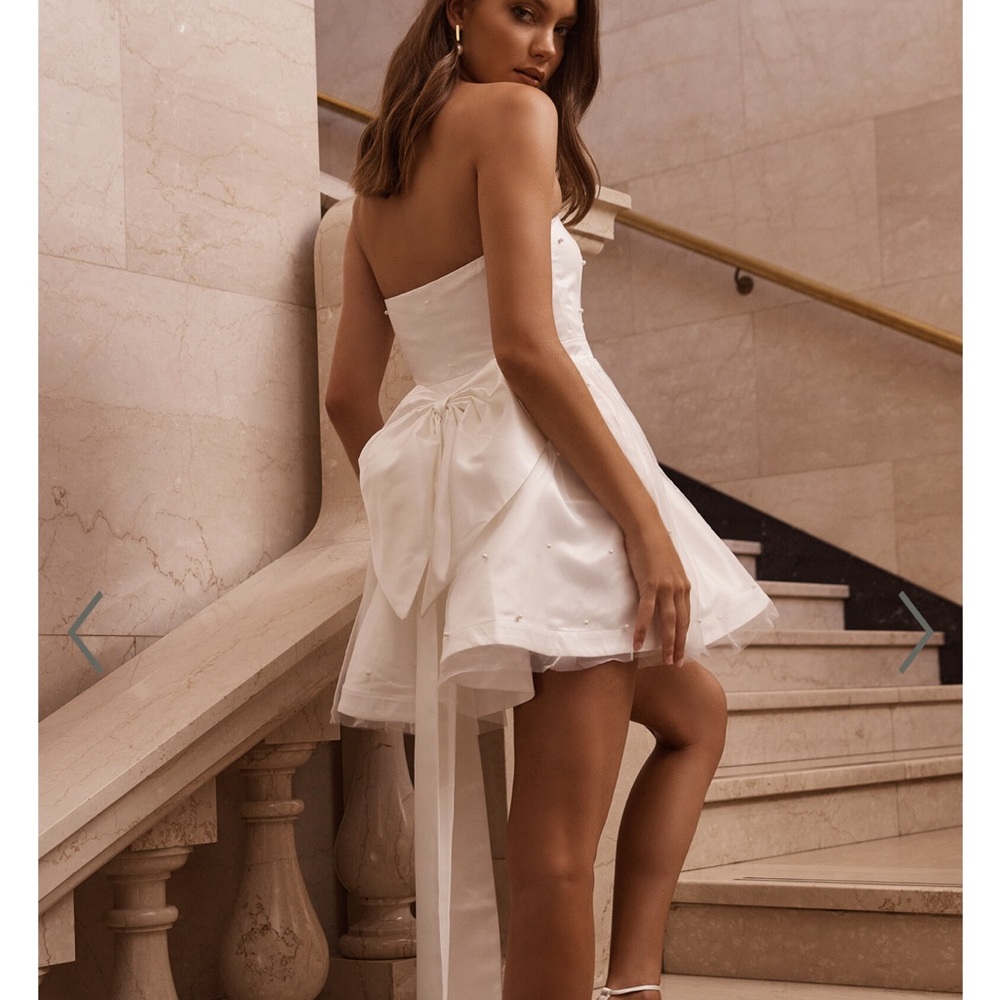 Elegant White Strapless Dress